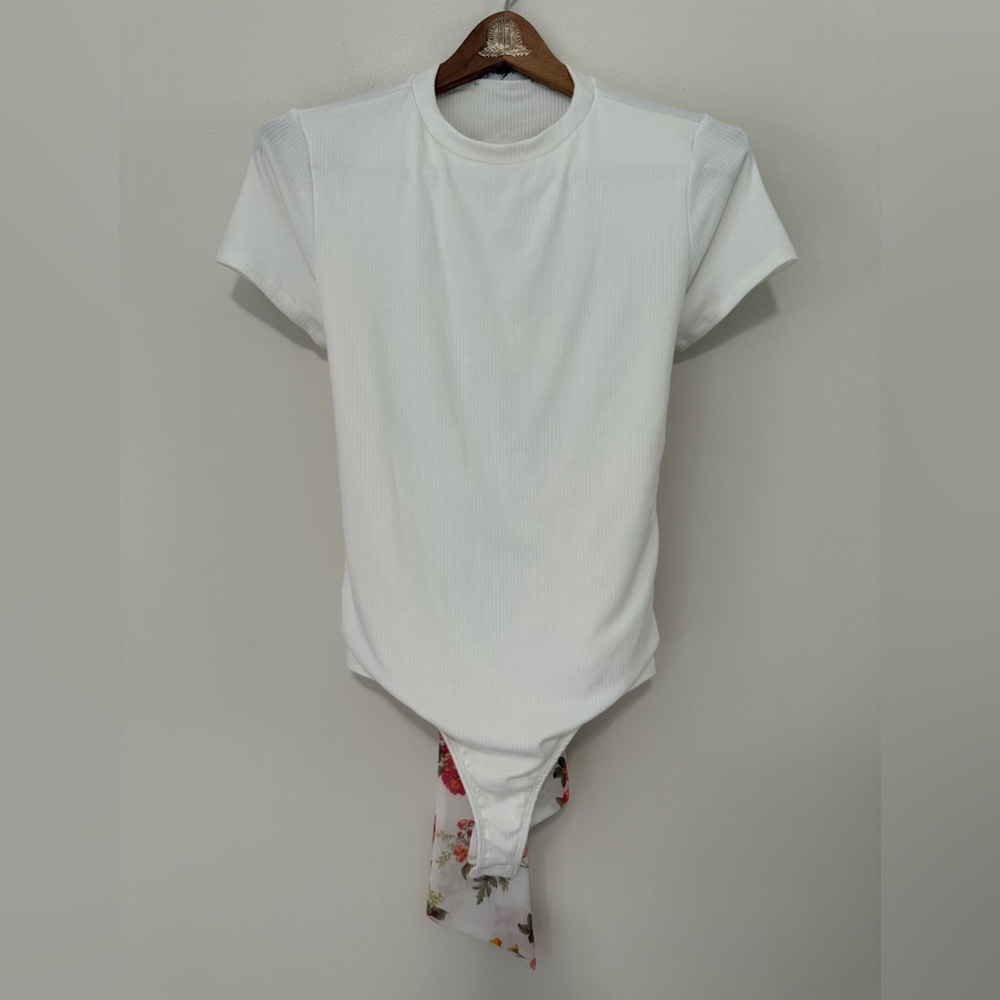 Lulus NWT white ribbed bodysuit with floral tie accent in size large